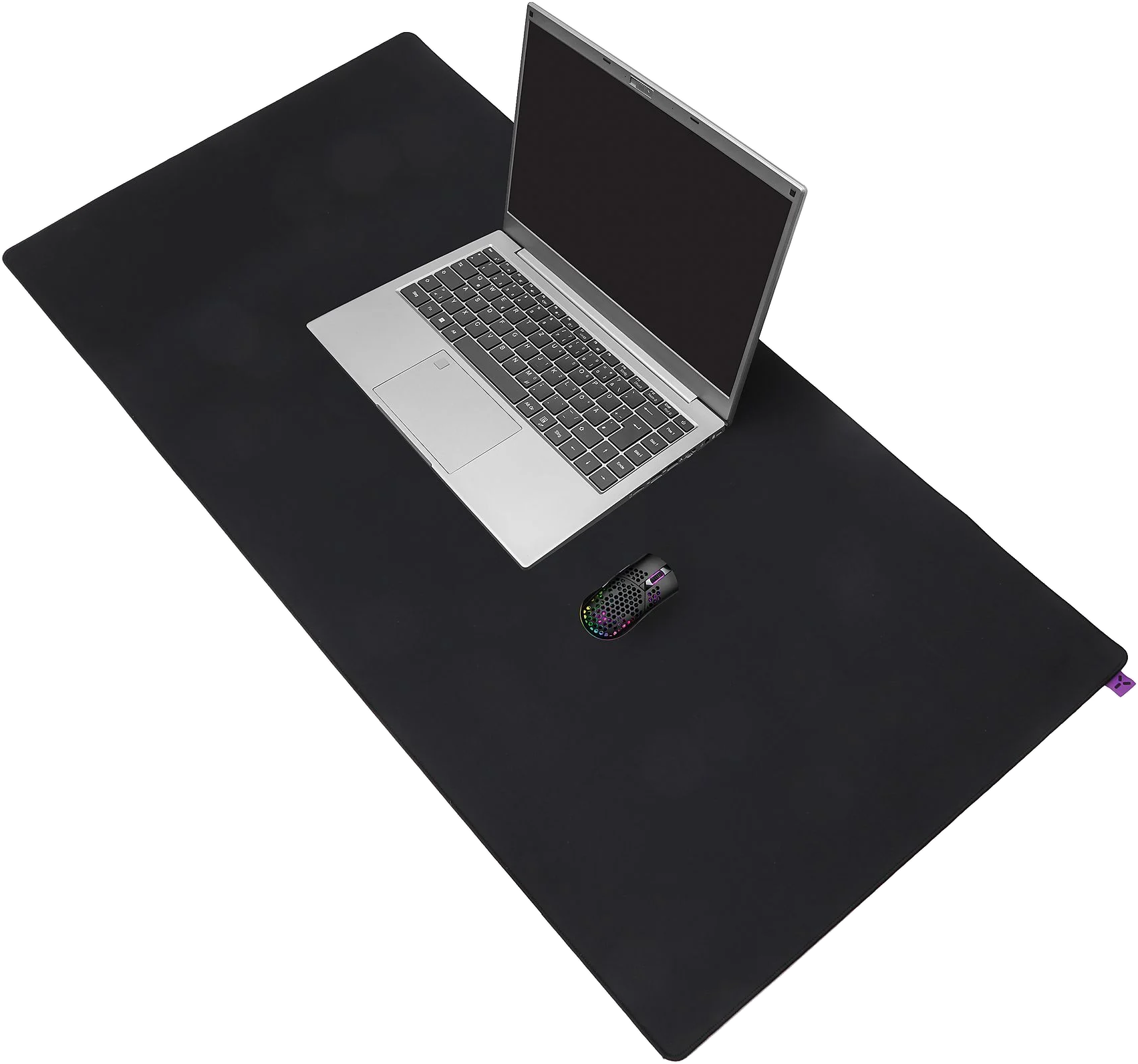 Laptop, egér nagy fekete egérpadon. Fehér háttér.