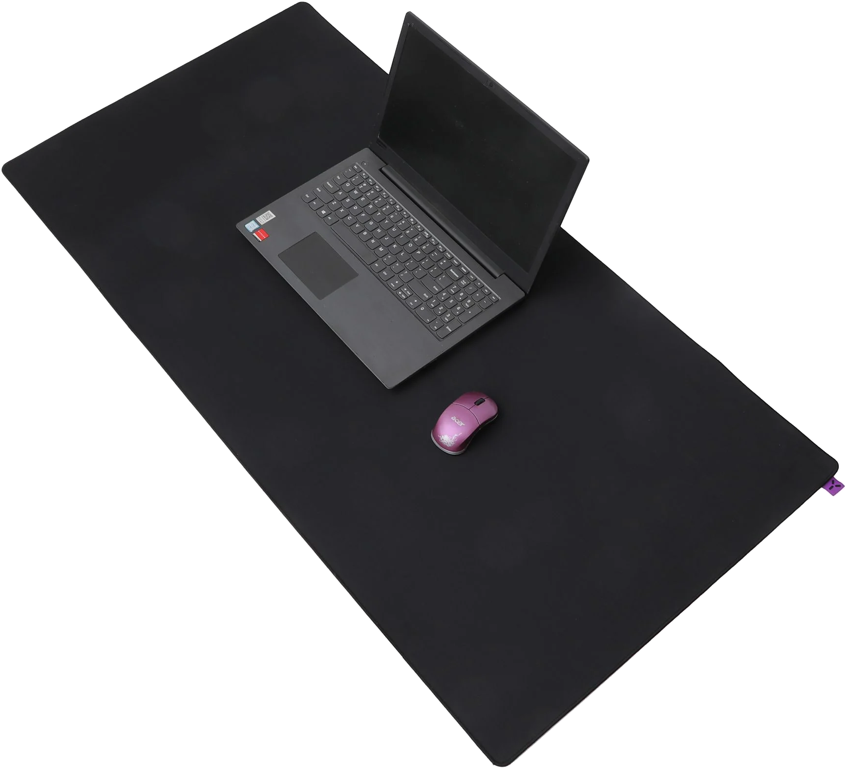 Fekete asztali szőnyeg laptopral és egy rózsaszín egérrel rajta.