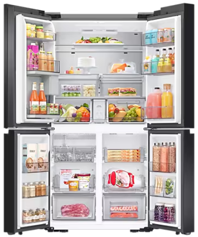 Otwarta lodówka wypełniona żywnością. Zawiera owoce, napoje i uporządkowane półki.