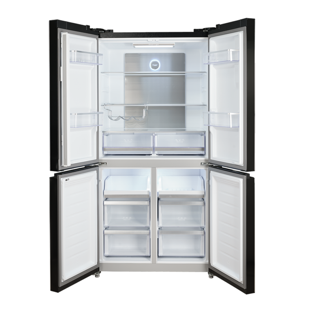 Un refrigerador de cuatro puertas con las puertas abiertas, que revelan estantes y cajones. Las luces interiores están encendidas.