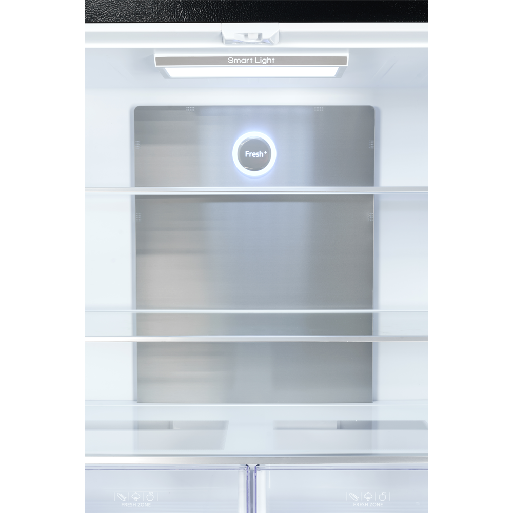 Primer plano del interior de un refrigerador. Se ven estantes, una parte trasera de metal y luces.