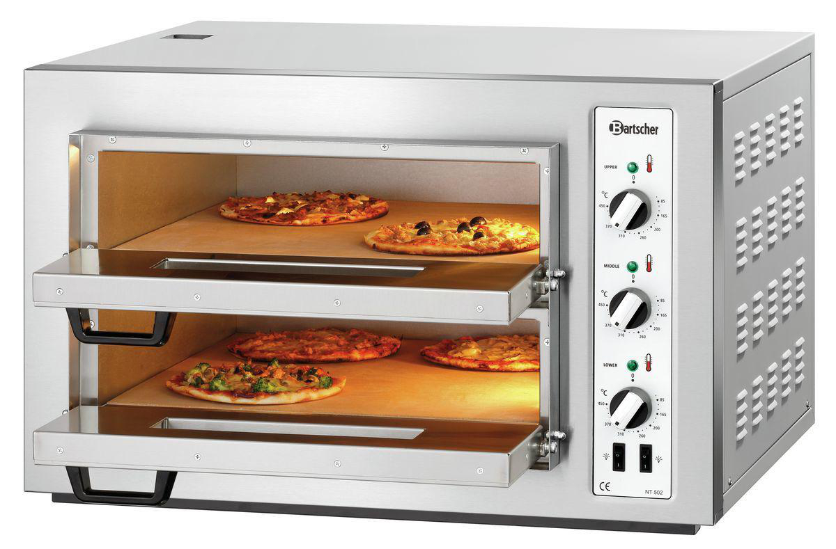Ein gewerblicher Ofen mit Pizzen. Drei Pizzen auf zwei Ablagen, Knöpfe und ein Bartscher-Logo sind sichtbar.