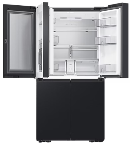 Czarna lodówka z otwartymi drzwiami, pokazująca półki i zawartość, białe tło.