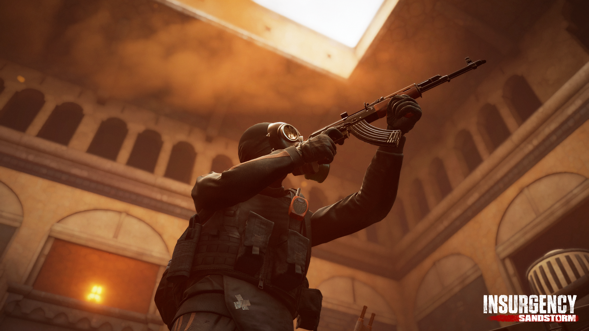 Żołnierz w masce gazowej celujący z karabinu szturmowego w zakurzonym otoczeniu.