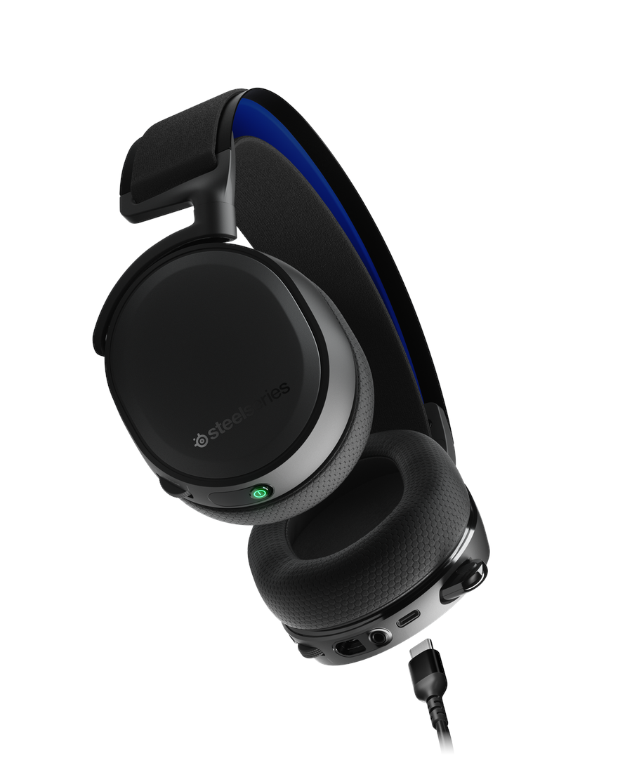 Czarne i niebieskie słuchawki SteelSeries z kablem. Zielony przycisk zasilania jest widoczny na lewej słuchawce.
