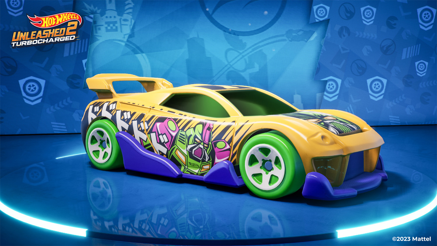 Auto Hot Wheels giallo con ruote verdi e dettagli viola su sfondo blu.