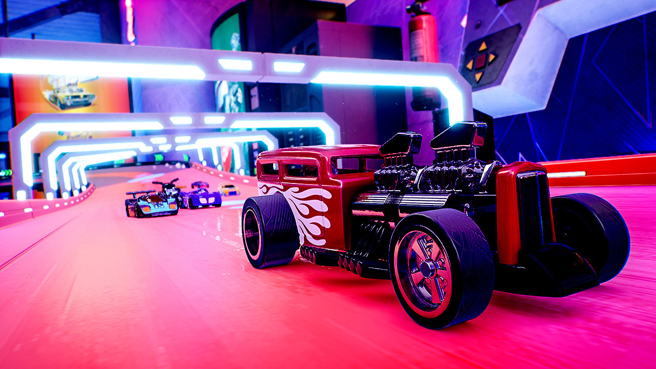 Auto Hot Wheels su pista neon, colori vibranti, auto sullo sfondo.