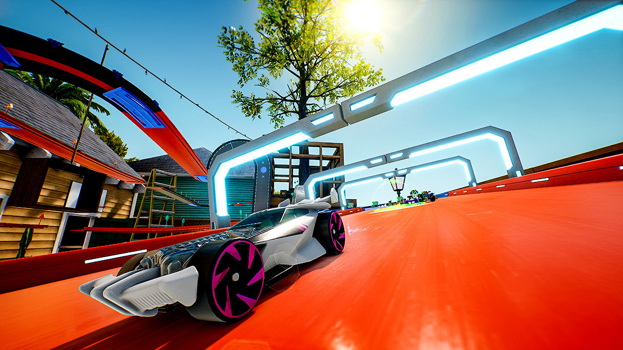 Macchina giocattolo su pista Hot Wheels, arancione brillante con pista blu e bianca.