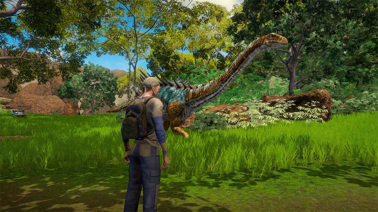 Ein Mann, der einen Dinosaurier auf einem Feld betrachtet, mit Bäumen und blauem Himmel im Hintergrund.