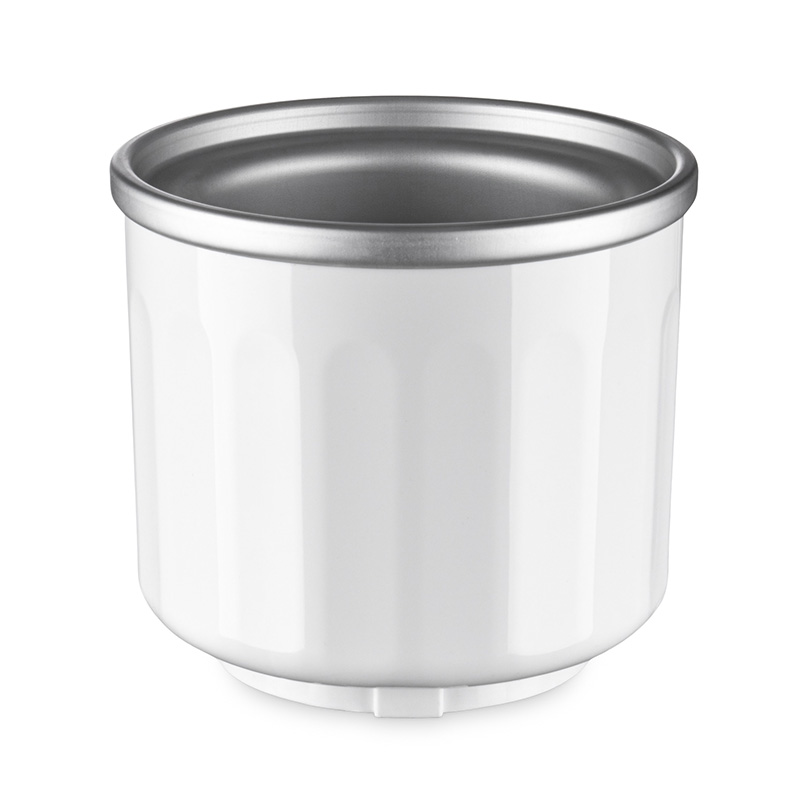 Biały pojemnik do maszynki do lodów ze srebrną krawędzią. Na białym tle.