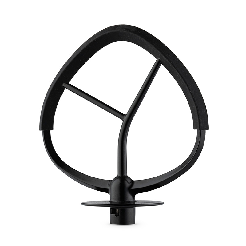 Czarna, płaska trzepaczka do miksera na białej powierzchni, widok z izolacją.