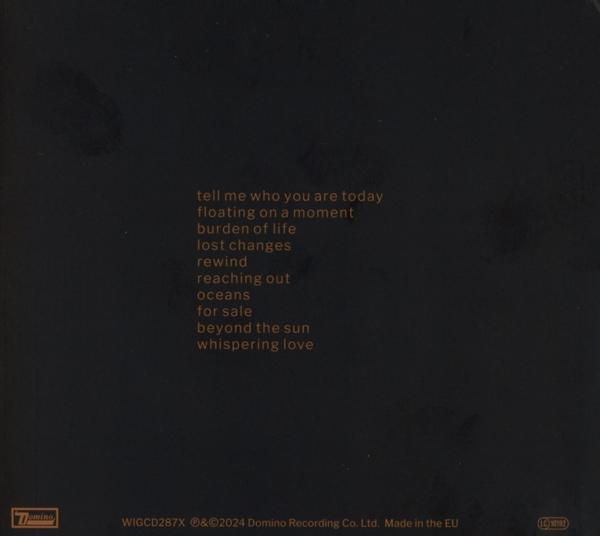 Schwarzes Albumcover mit goldenen Songtiteln auf dunklem Hintergrund.