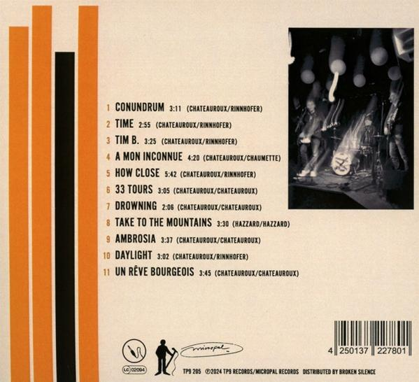 Die Rückseite einer CD-Hülle mit Titellisten und einem Bandfoto. Orange und schwarze Designelemente sichtbar.