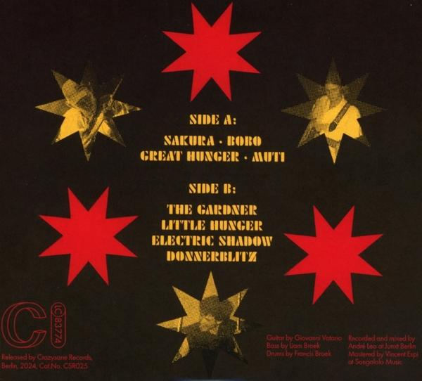 Albumcover mit roten Sternformen, Songtiteln und Künstlernamen in gelbem Text.