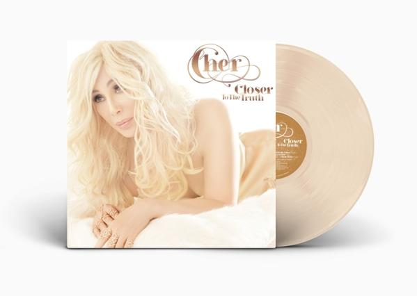 Albumcover von Cher, Bild von Cher mit blonden Haaren, liegend, Vinyl-Schallplatte daneben.