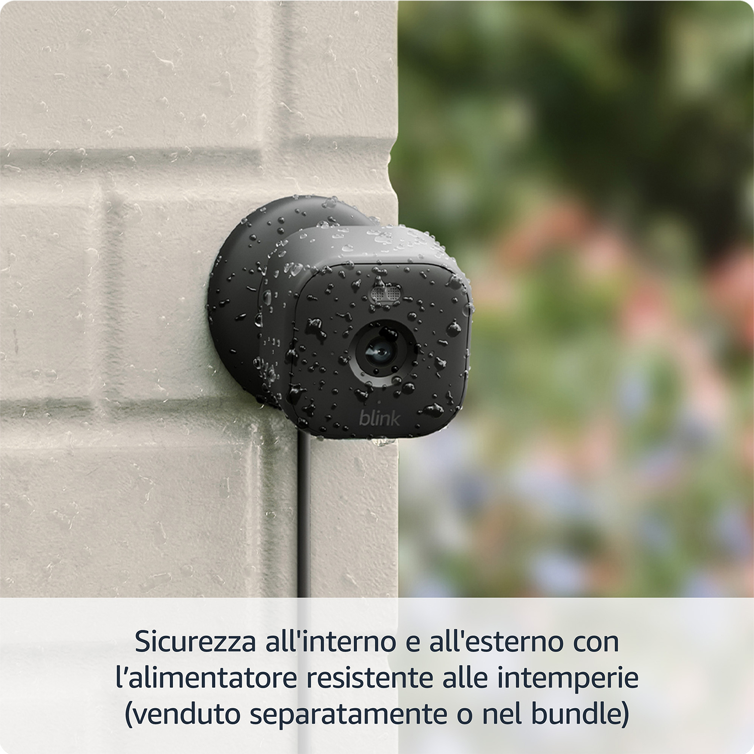 Un soggiorno con una TV su un supporto in legno, arte e un divano.