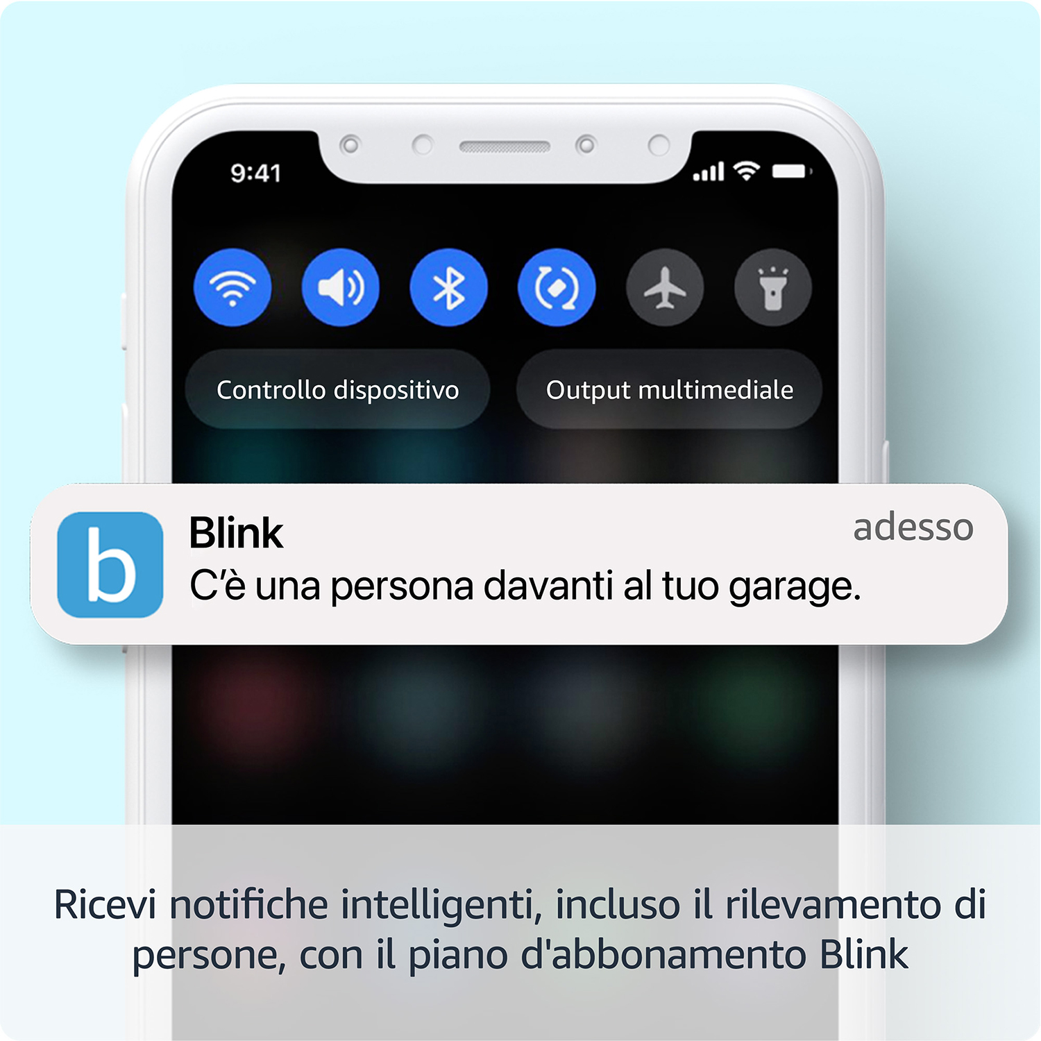 Uno smartphone mostra una notifica Blink: "C'è una persona davanti al tuo garage".