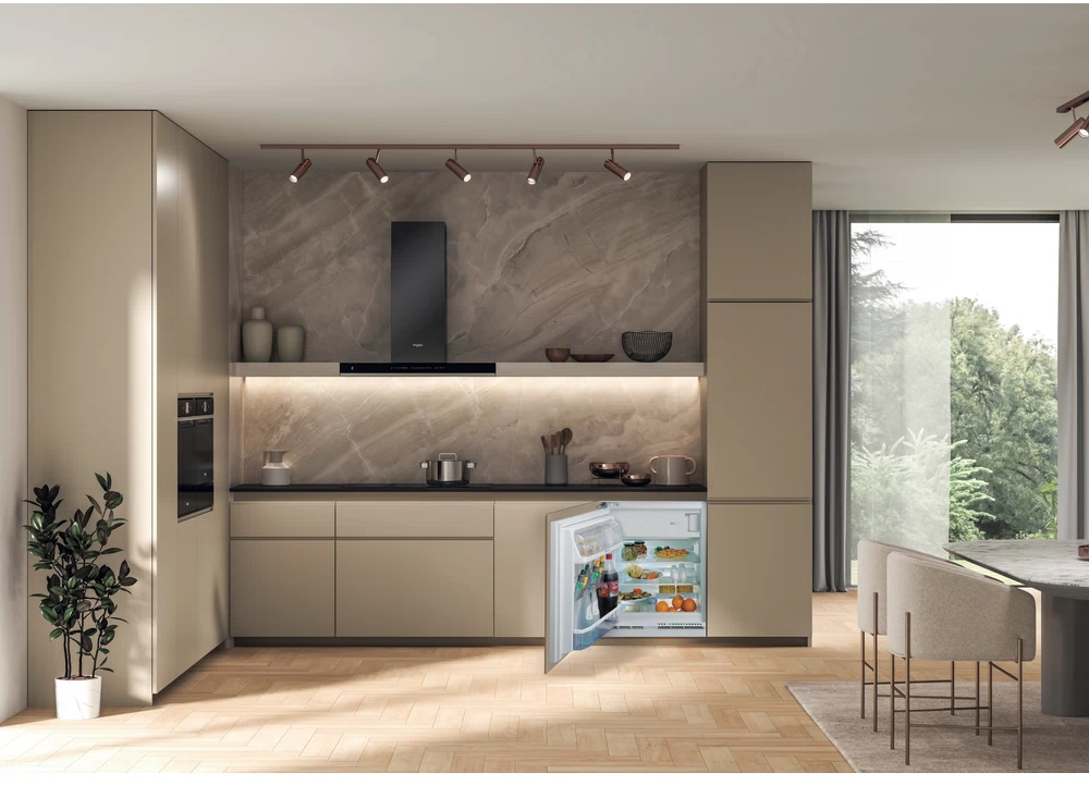 Una cucina moderna con frigorifero aperto, che mostra cibo. Ci sono armadi e un alzatina in pietra.