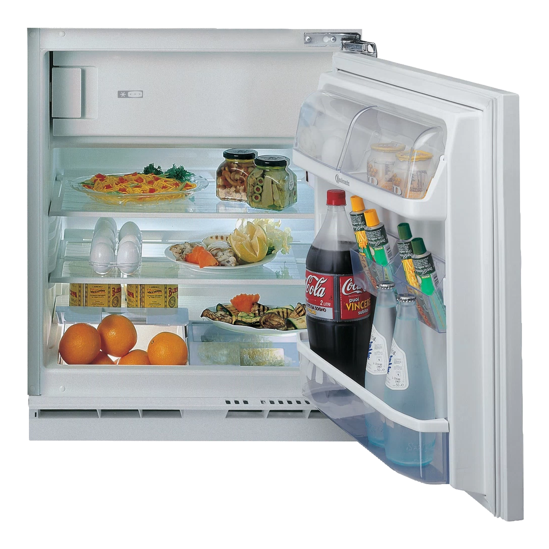 Frigorifero aperto con cibo e bevande all'interno: pasta, barattoli, arance, bottiglie d'acqua e una bottiglia di cola.