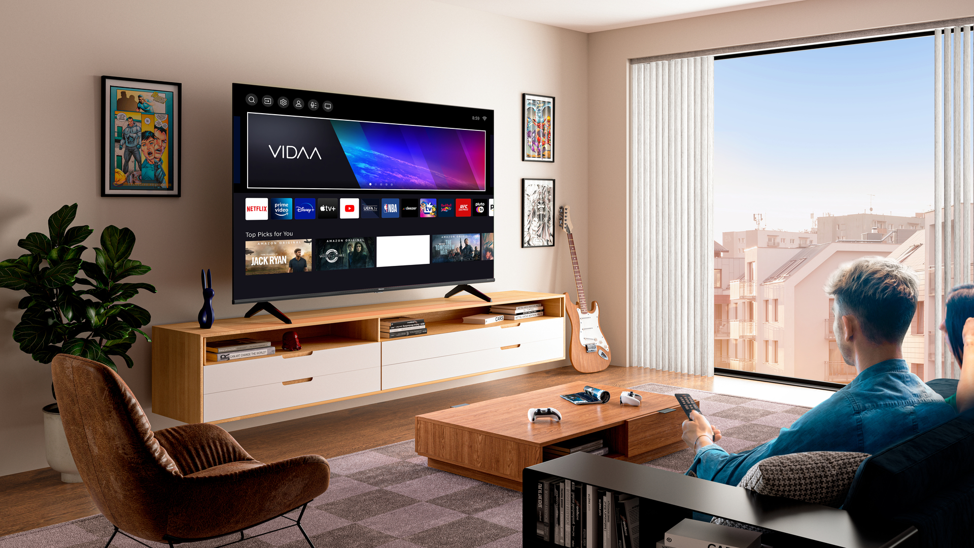 Salon z dużym telewizorem wyświetlającym interfejs VIDAA i osobą oglądającą, nowoczesny design.