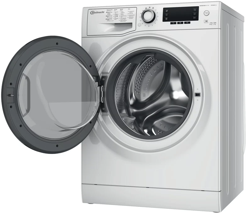 Una lavatrice bianca, la porta è aperta, con il cestello interno visibile, su sfondo bianco.