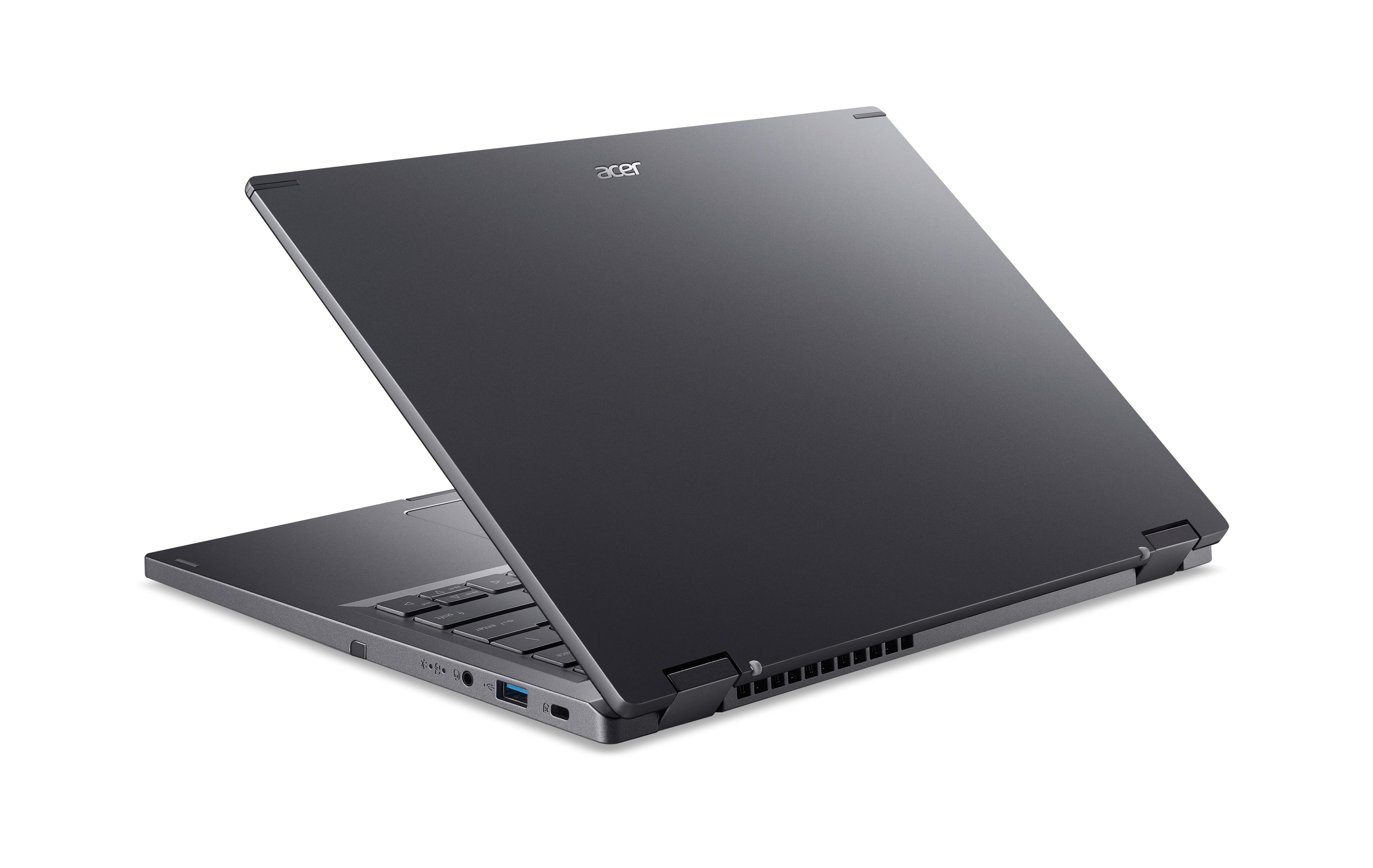 Laptop mit geöffnetem Deckel auf weißer Oberfläche.