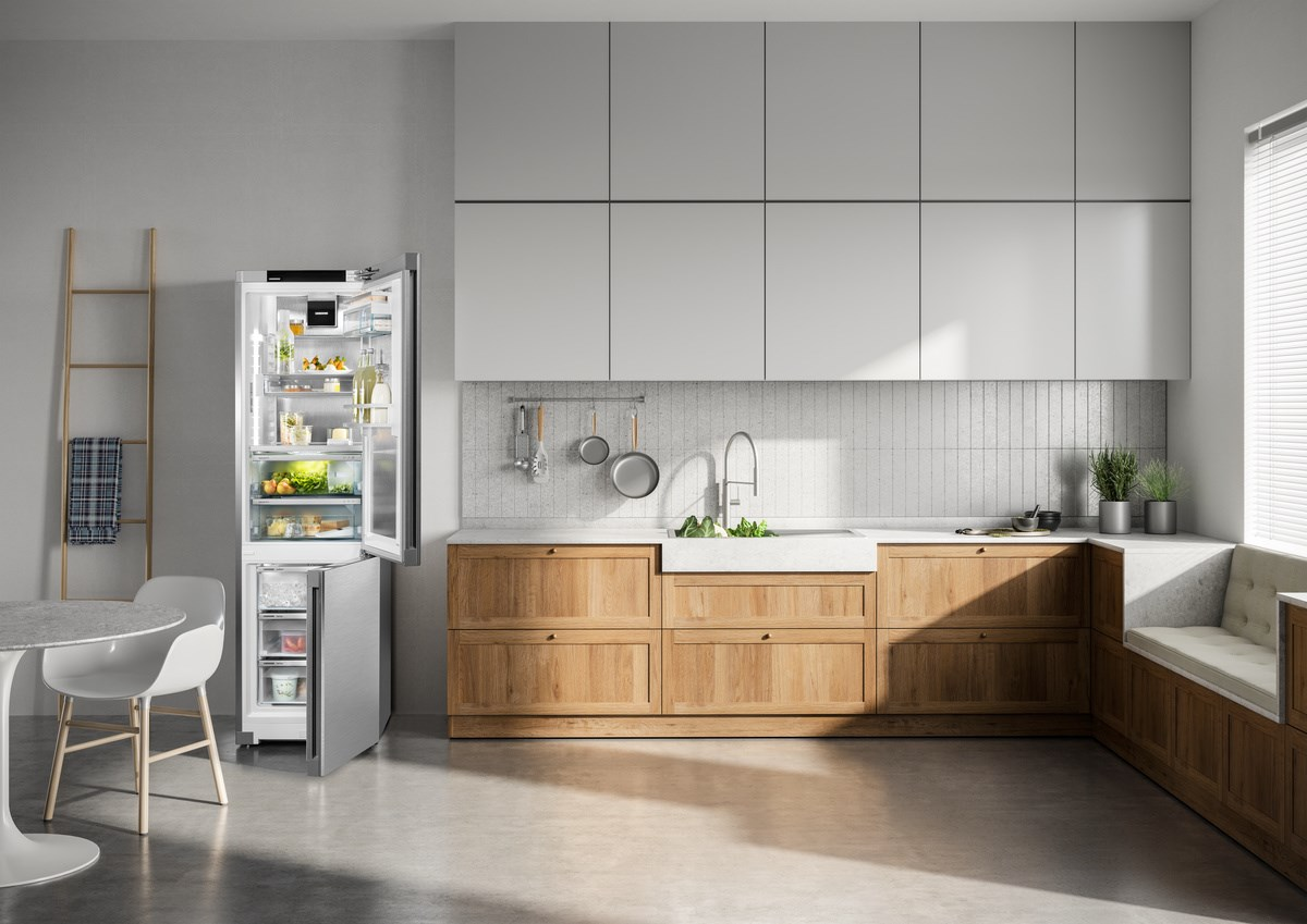 Eine moderne Küche mit offenem Kühlschrank, der einen Blick auf seinen Inhalt bietet.