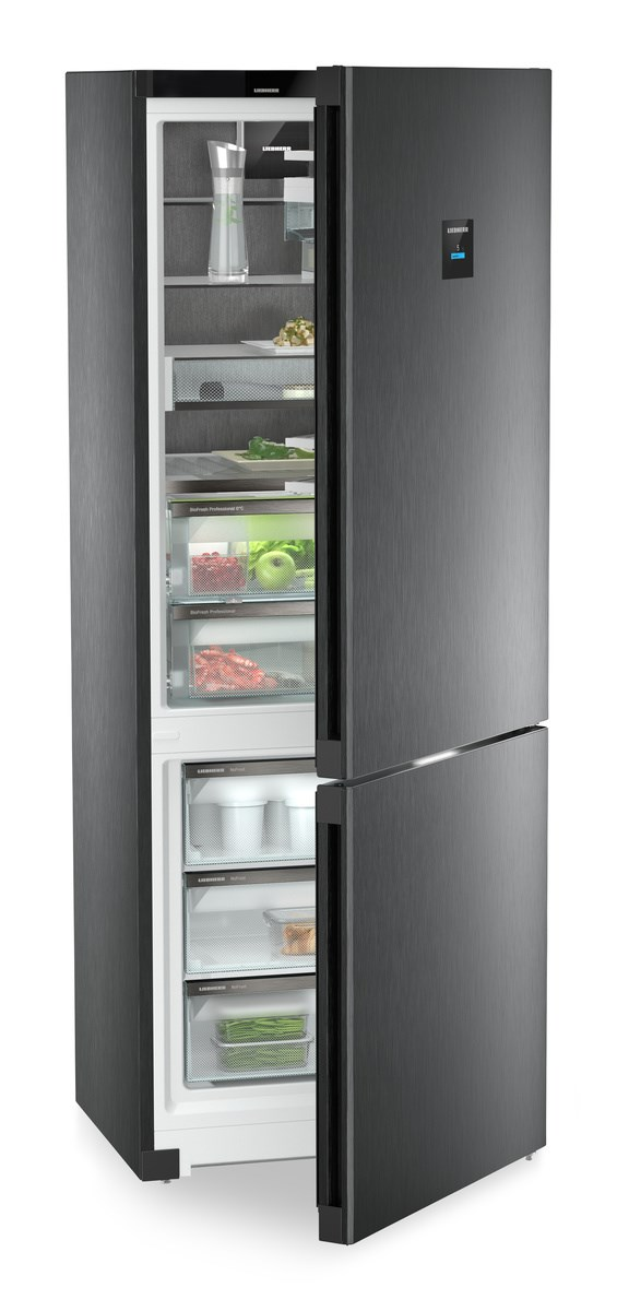 Ein moderner Kühlschrank mit geöffneten Türen, der Regale und Lebensmittel zeigt.