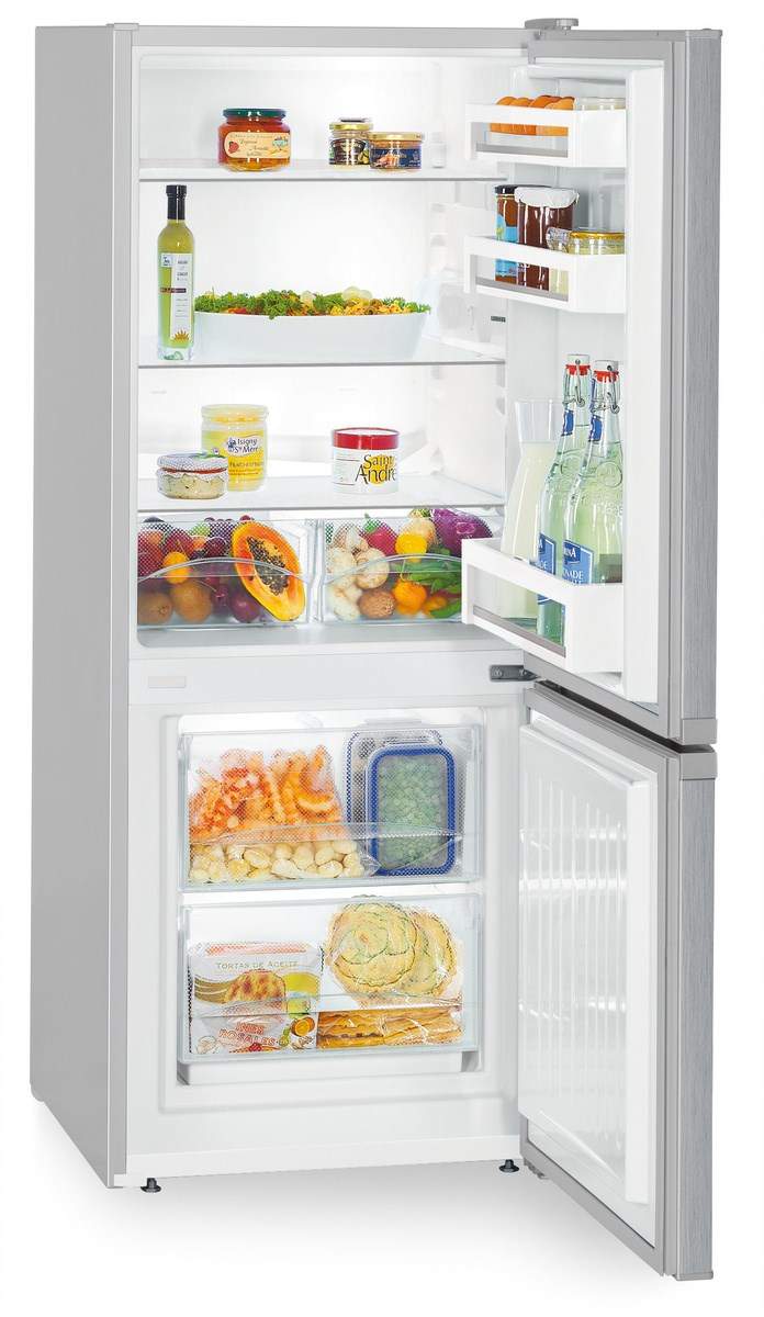 Offener Kühlschrank mit Lebensmitteln. Gläser, Flaschen und Früchte sind sichtbar. Gefrierfach unten.