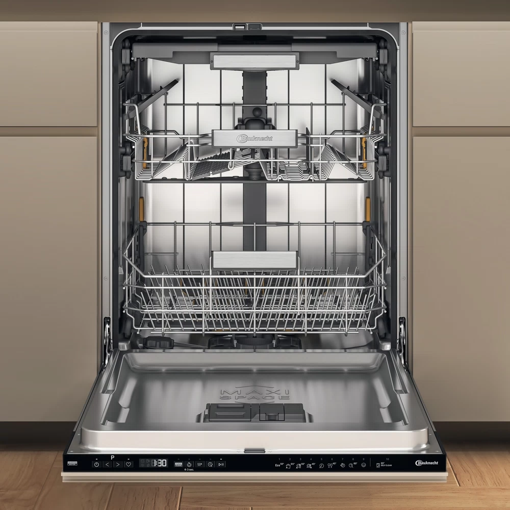 Lavastoviglie con porta aperta, interno visibile. Ambiente cucina.