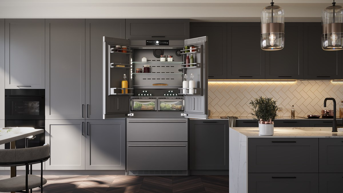 Moderne Küche mit offenem Kühlschrank, grauen Schränken und Marmortheke.