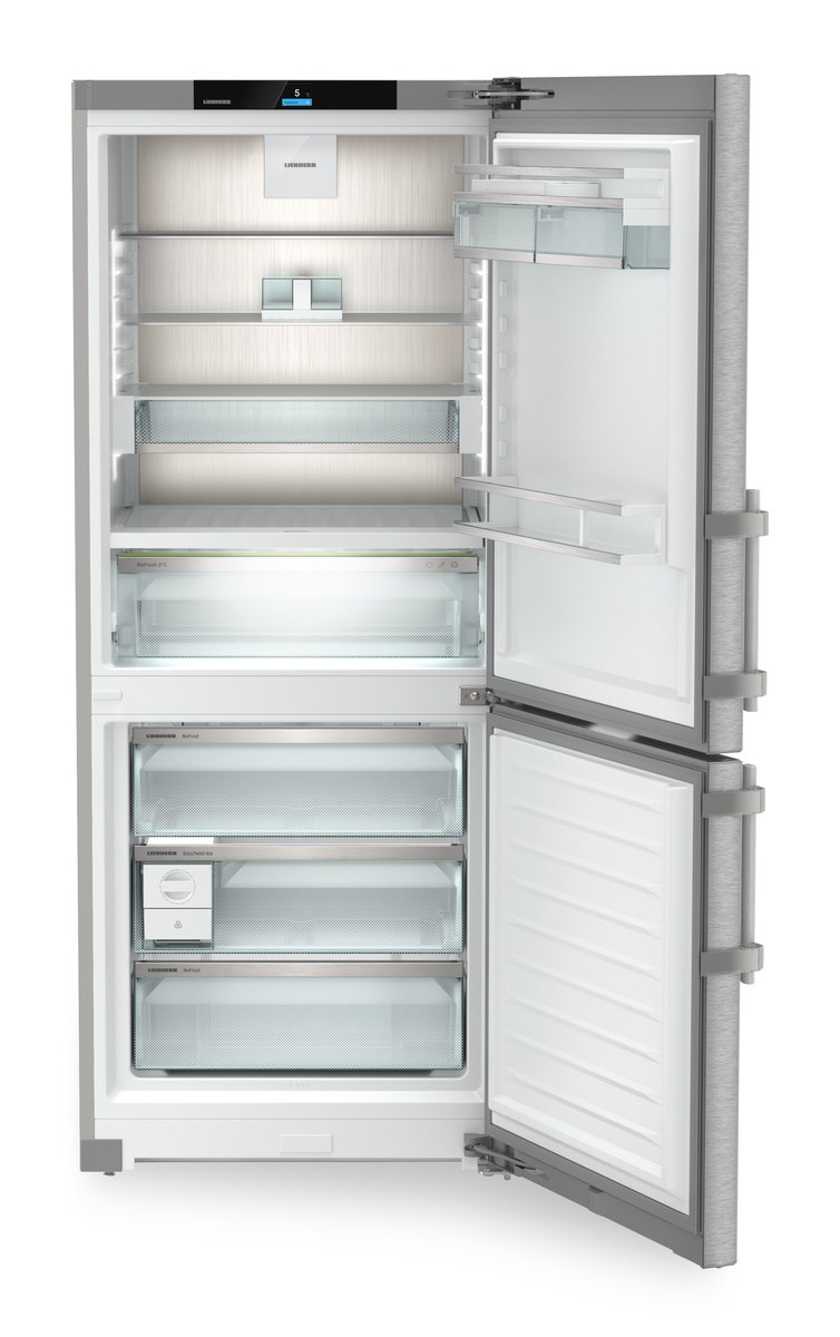 Offener Kühlschrank mit zwei Türen. Regale und Schubladen sind innen sichtbar. Digitalanzeige.