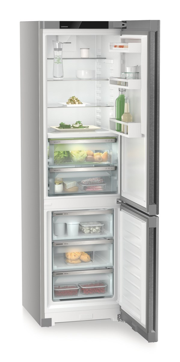 Ein Kühlschrank mit offener Tür, der Regale und Inhalte zeigt.