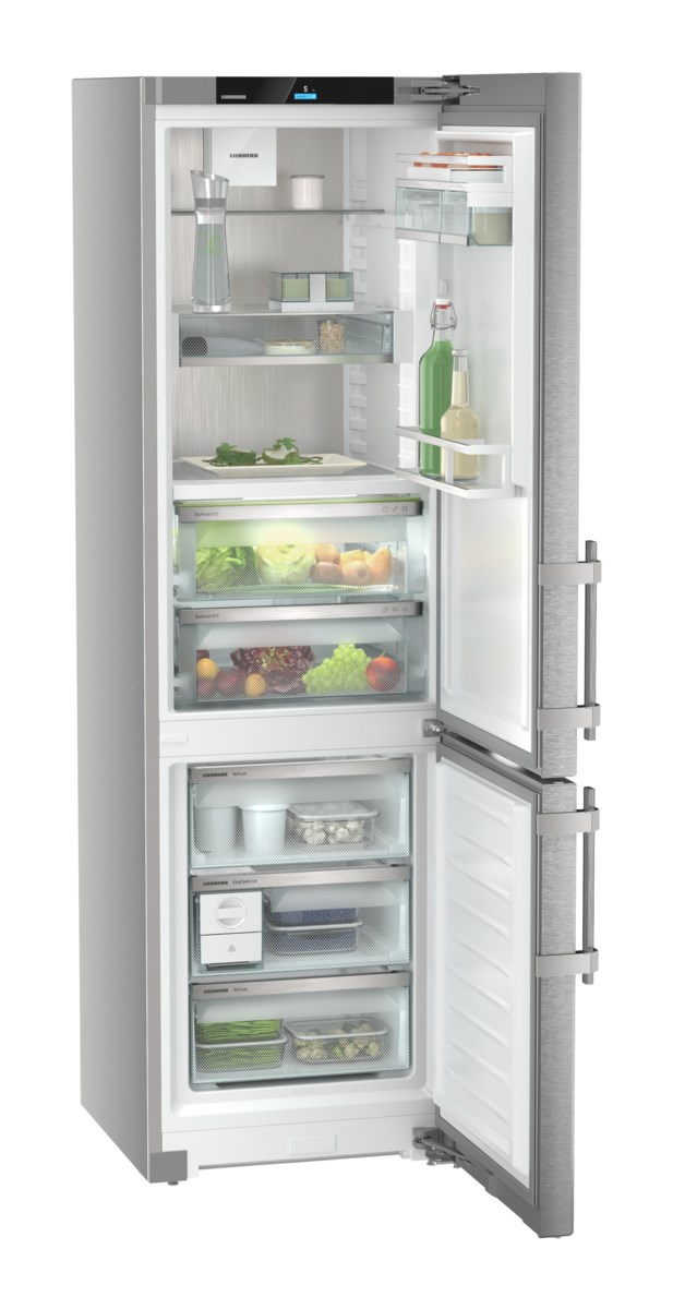 Ein Edelstahlkühlschrank mit geöffneten Türen, die Regale mit Lebensmitteln und Getränken zeigen.