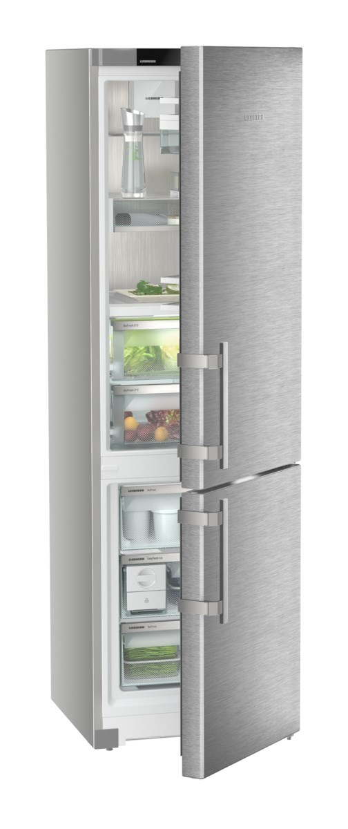 Silberner Kühlschrank mit geöffneten Türen, zeigt Regale mit Lebensmitteln und Wasserspender.