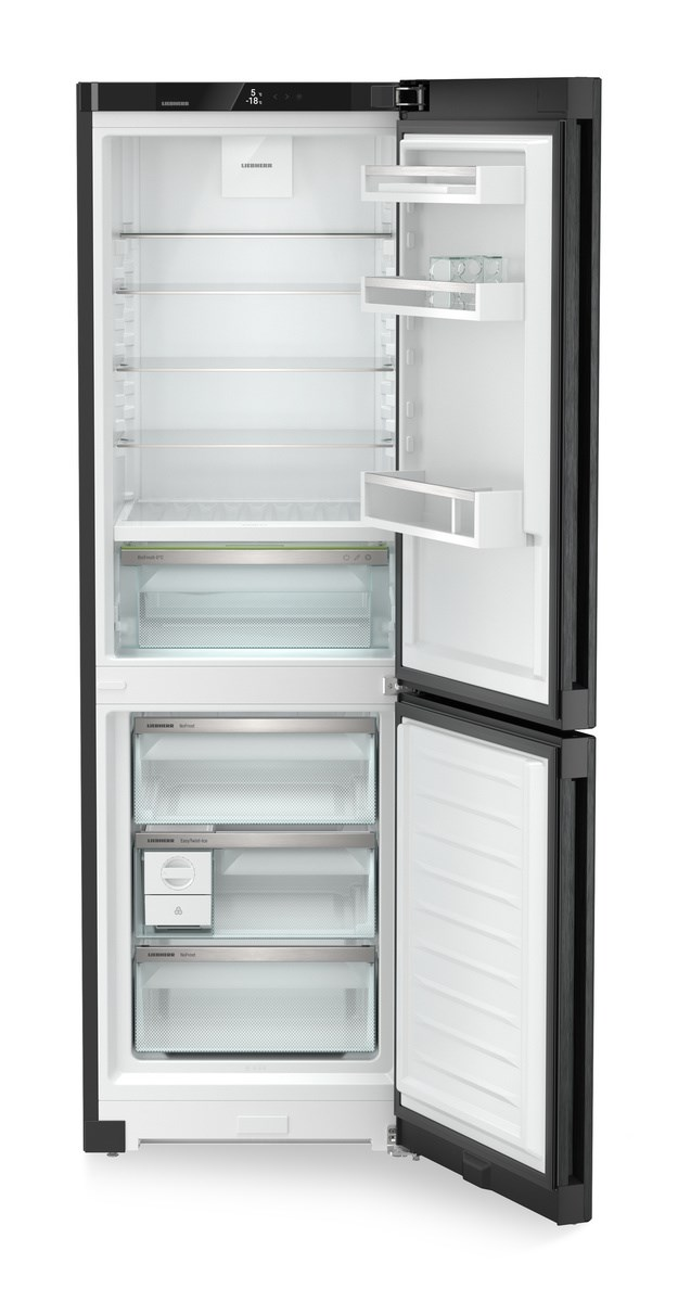 Ein offener schwarzer Kühlschrank mit weißem Innenraum. Regale, Schubladen und ein Gefrierfach sind sichtbar.