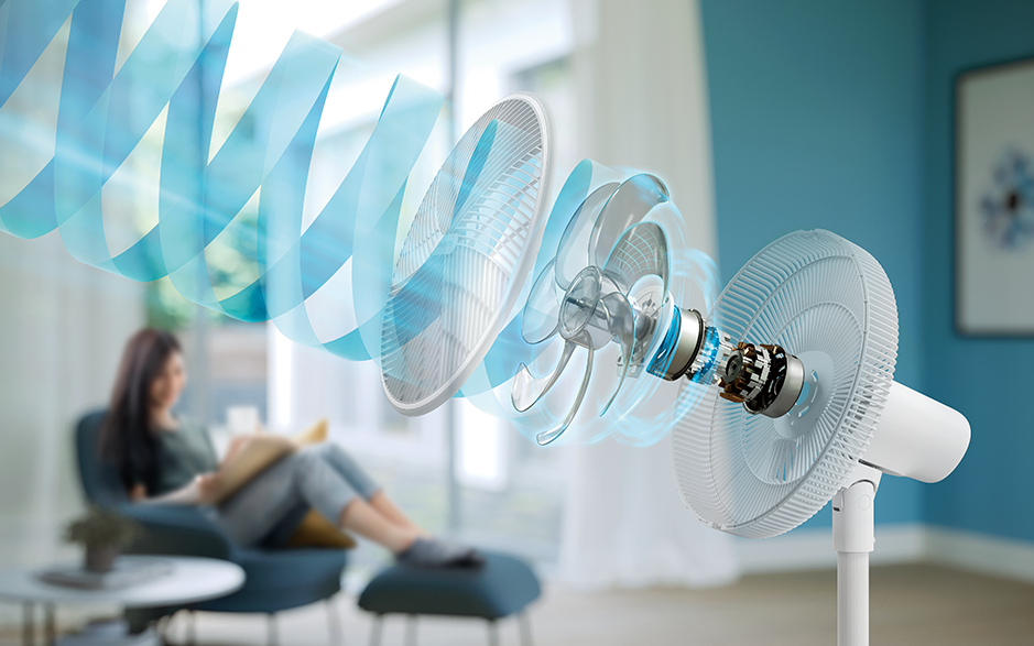 Egy ventilátor, a belső alkatrészei láthatóak, a légáramlást és egy olvasó nőt mutatva.