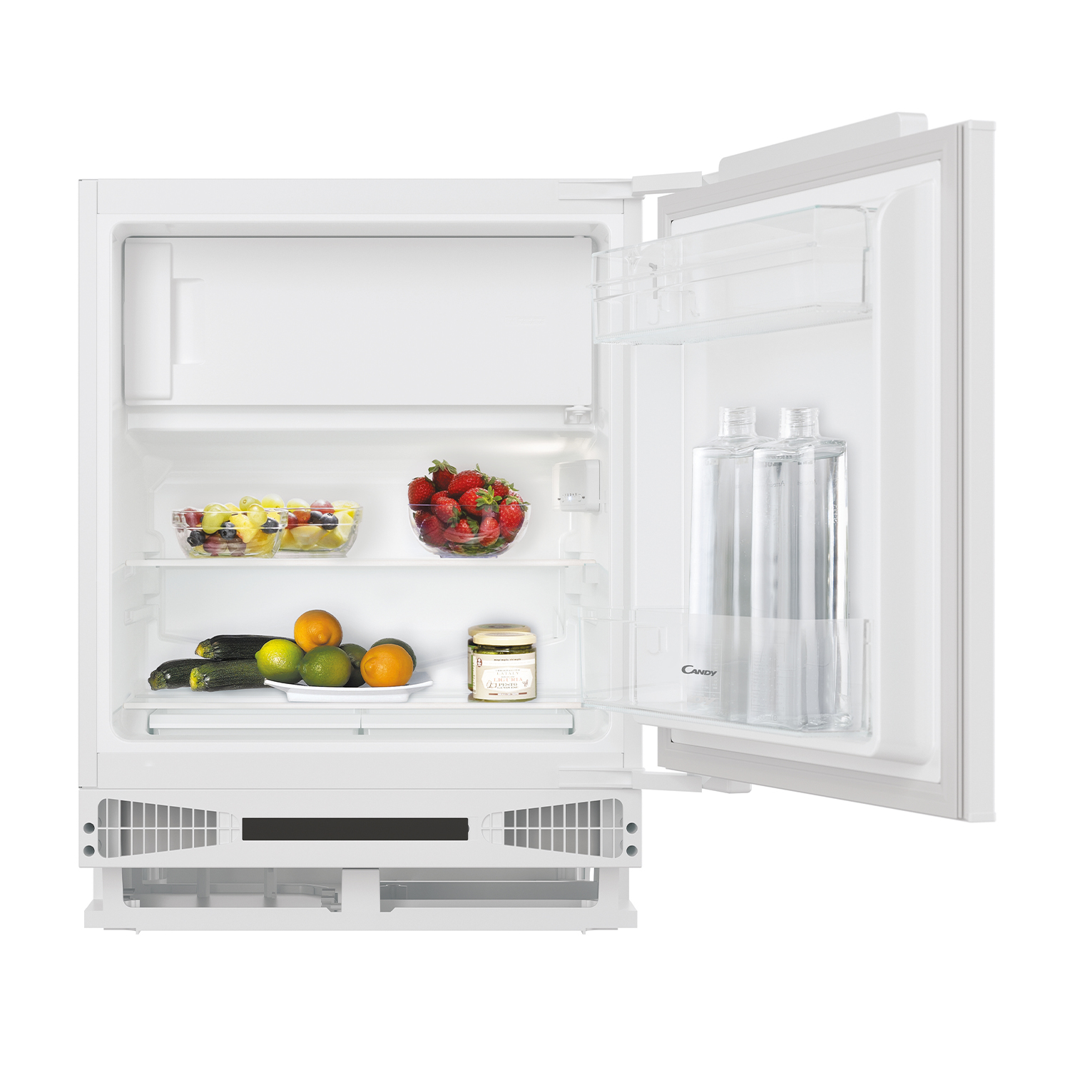 Frigorifero bianco con la porta aperta, che mostra ripiani, frutta, verdura e bottiglie d'acqua.