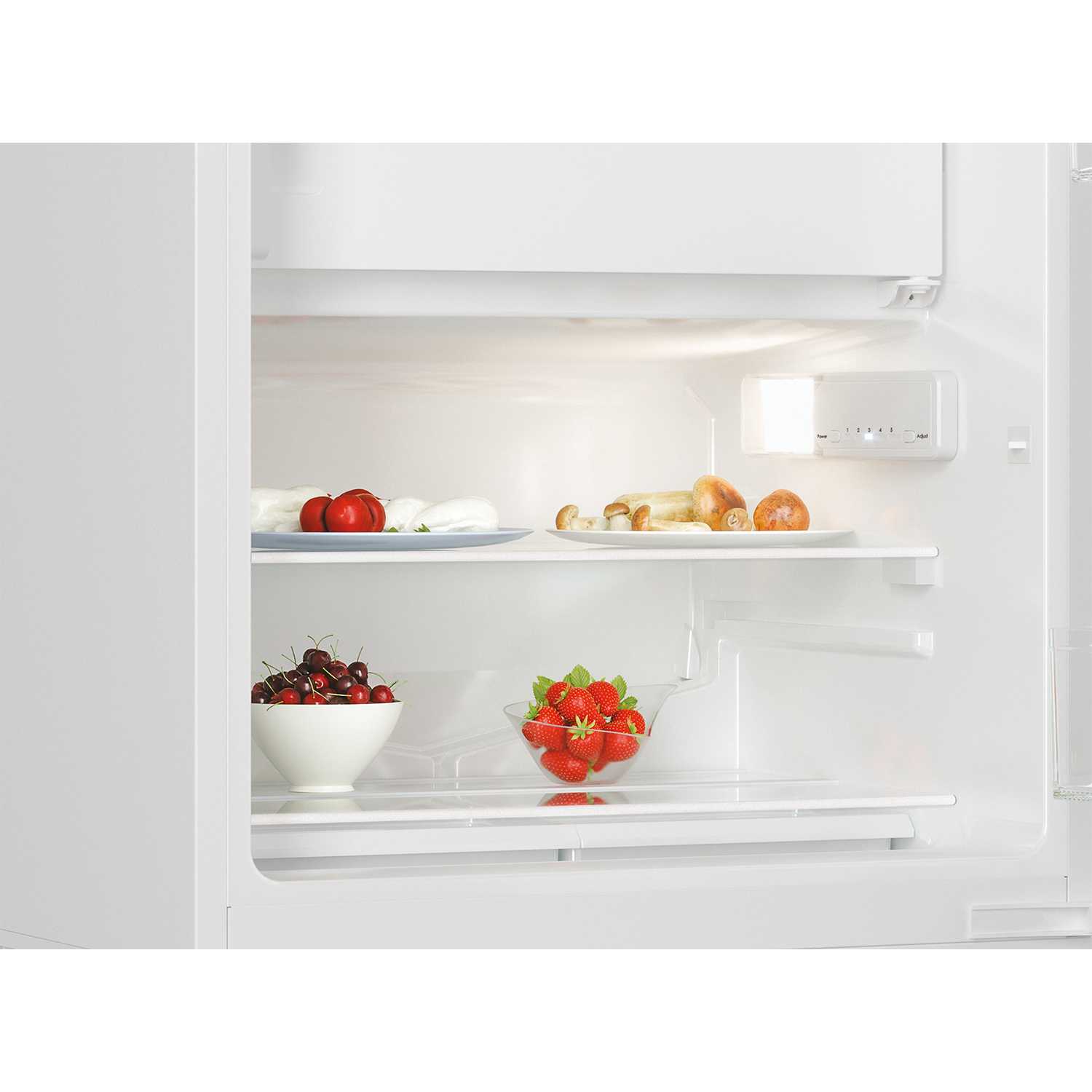 Interno del frigorifero con cibo sugli scaffali.
