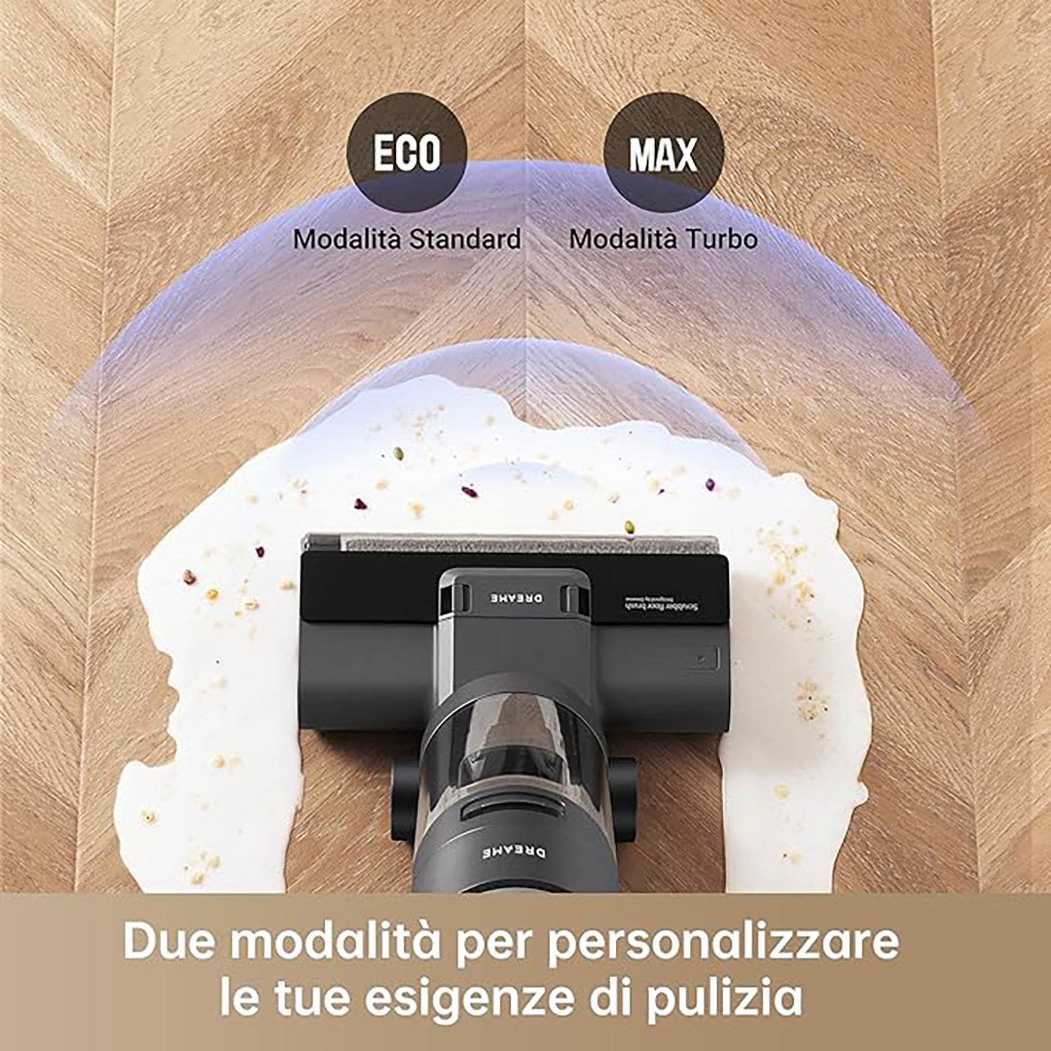 Aspirapolvere con due modalità, eco e max, su pavimento in legno. Etichette in italiano.