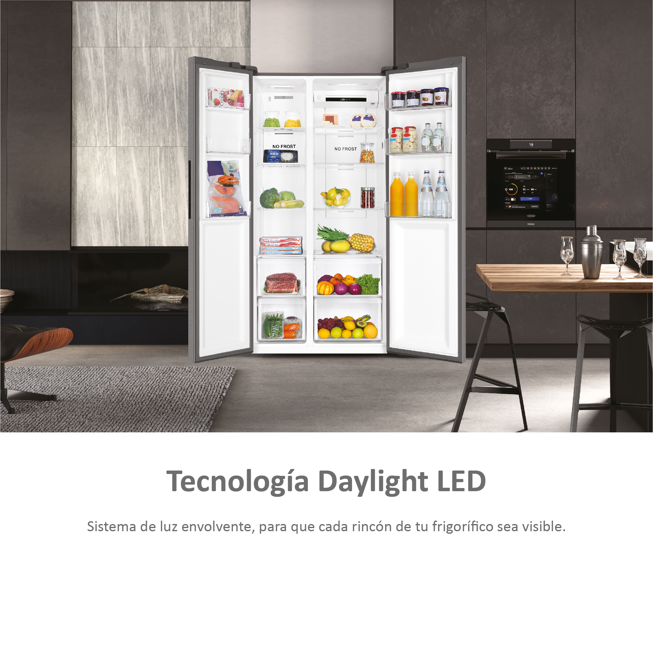 Refrigerador con puertas abiertas, mostrando el interior. Fondo de cocina, colores oscuros.