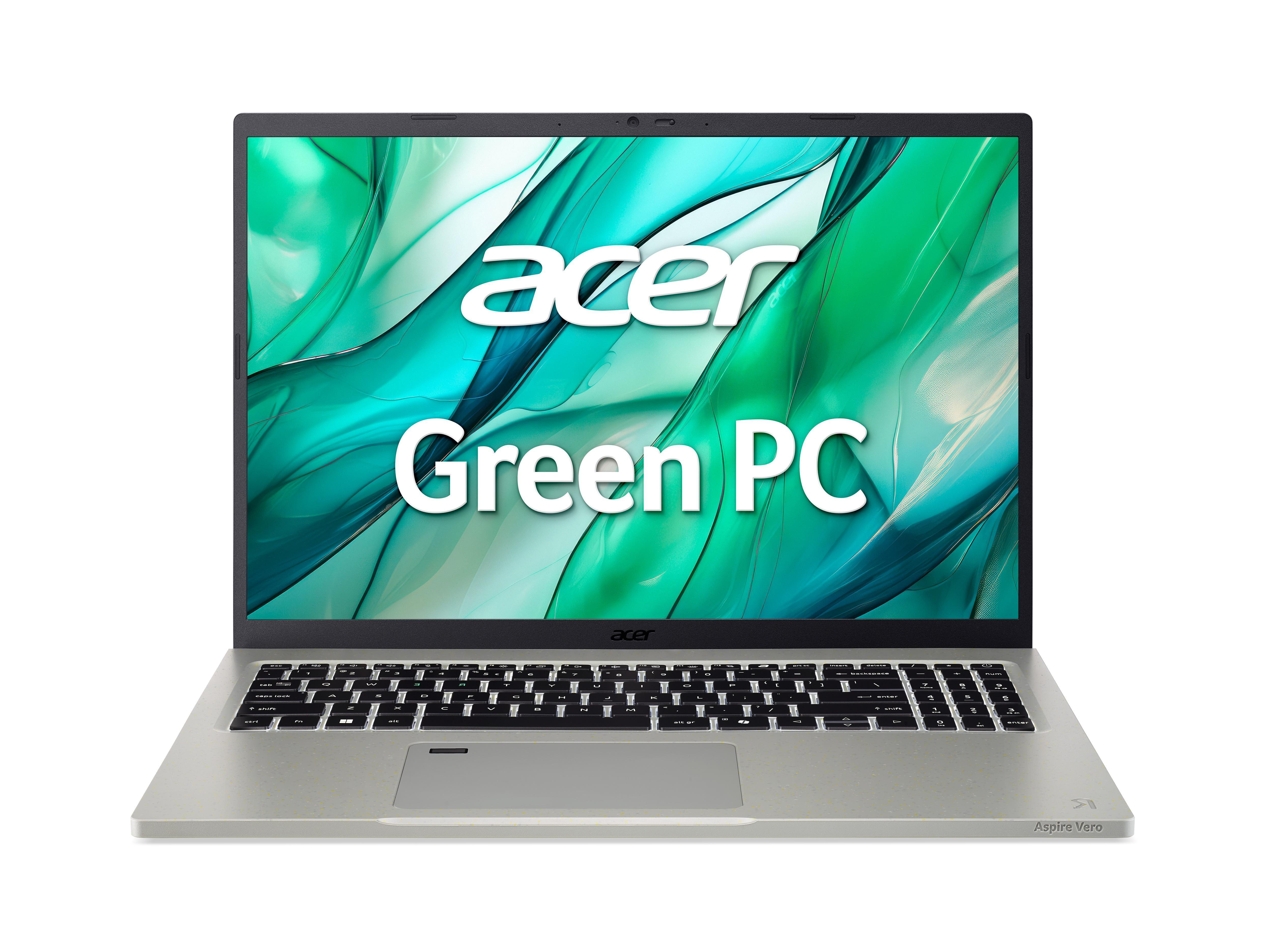 Geöffneter silberner Laptop mit grünem Bildschirm, der Green PC Text anzeigt. Weißer Hintergrund.