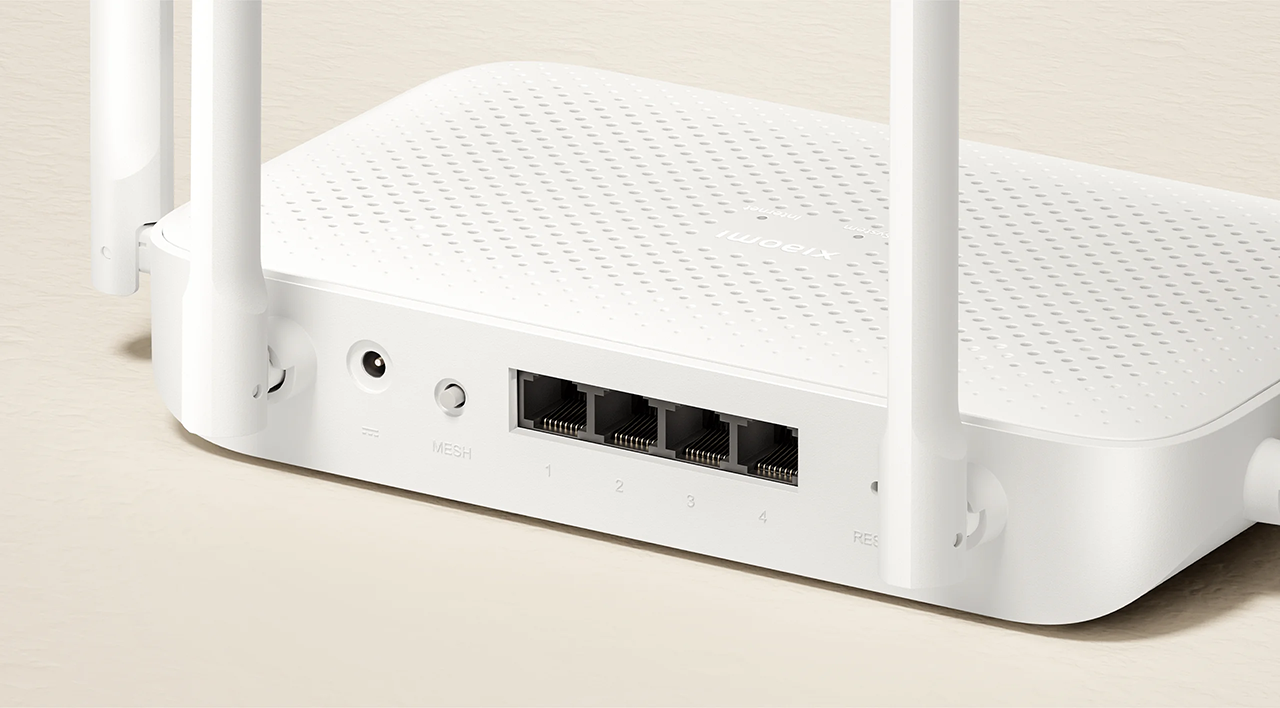 Fehér router négy antennával és négy Ethernet-porttal, Xiaomi márkával.