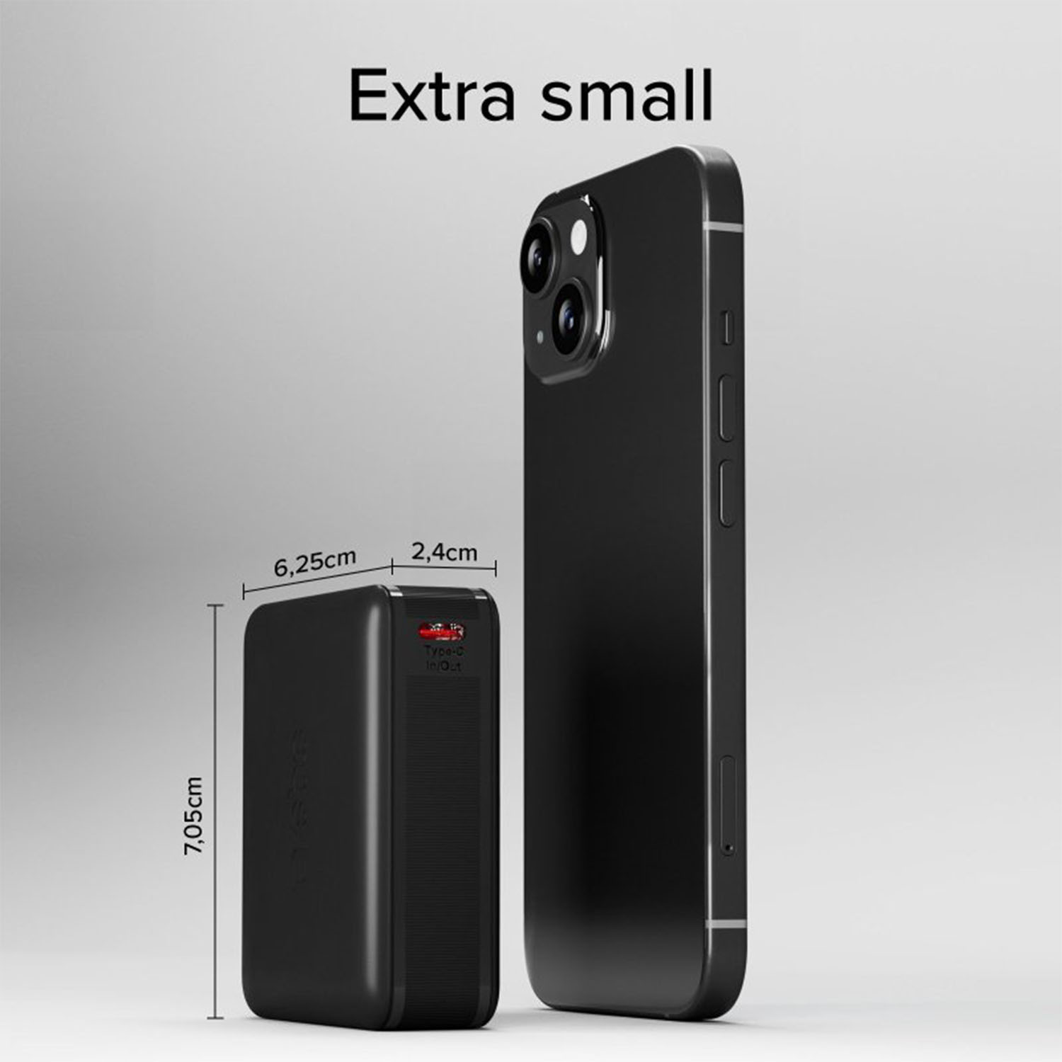 Un caricatore portatile nero accanto a uno smartphone nero. Le dimensioni sono indicate.