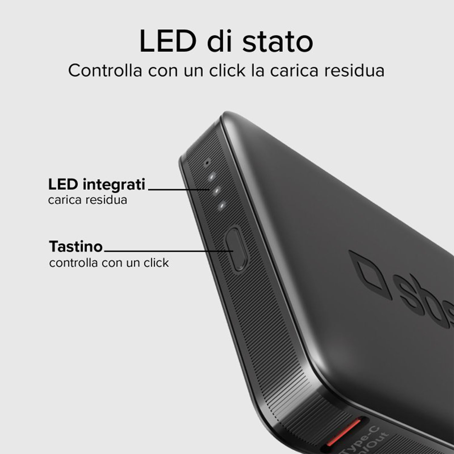 Primo piano di un power bank nero con pulsanti e indicatori LED. Indica la carica rimanente.