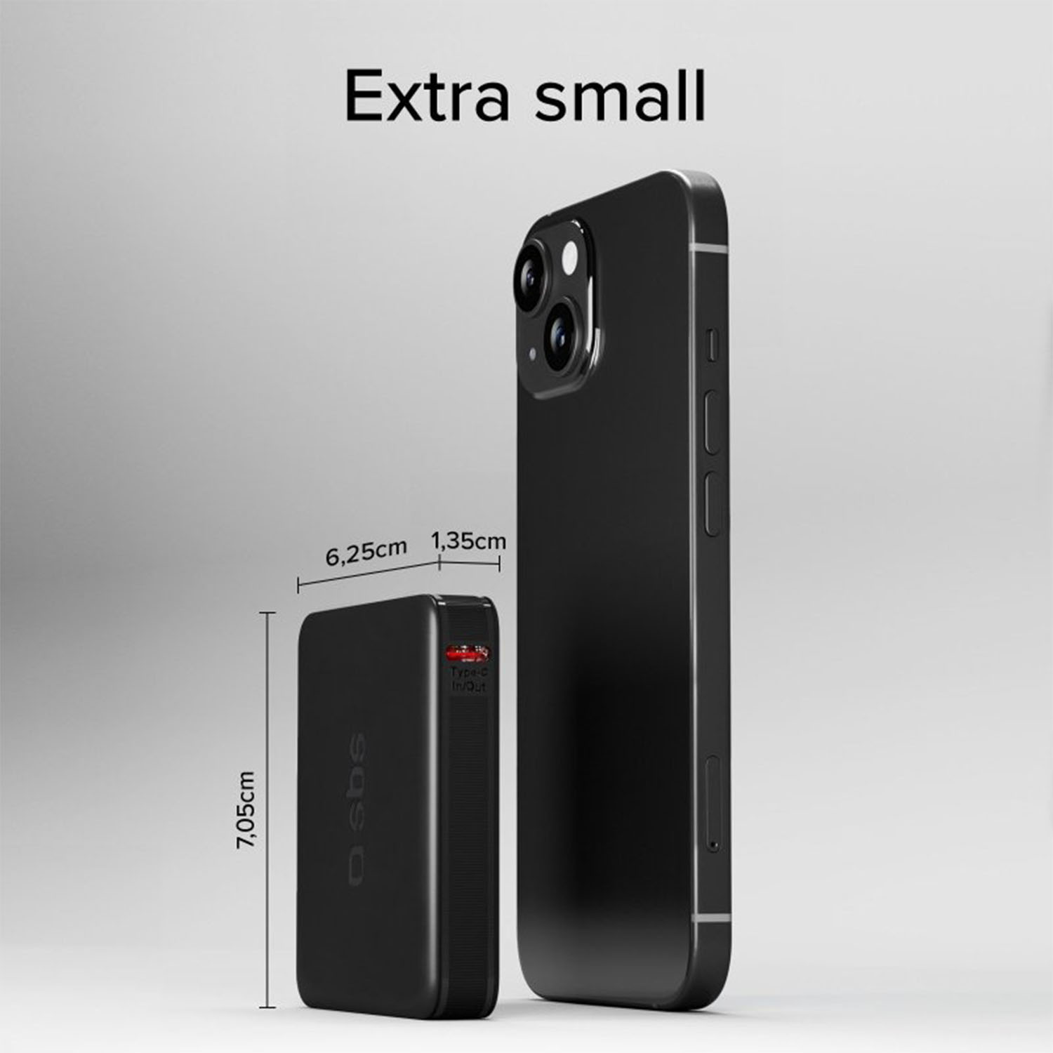 Power bank portatile nero con dimensioni indicate accanto a un telefono nero.