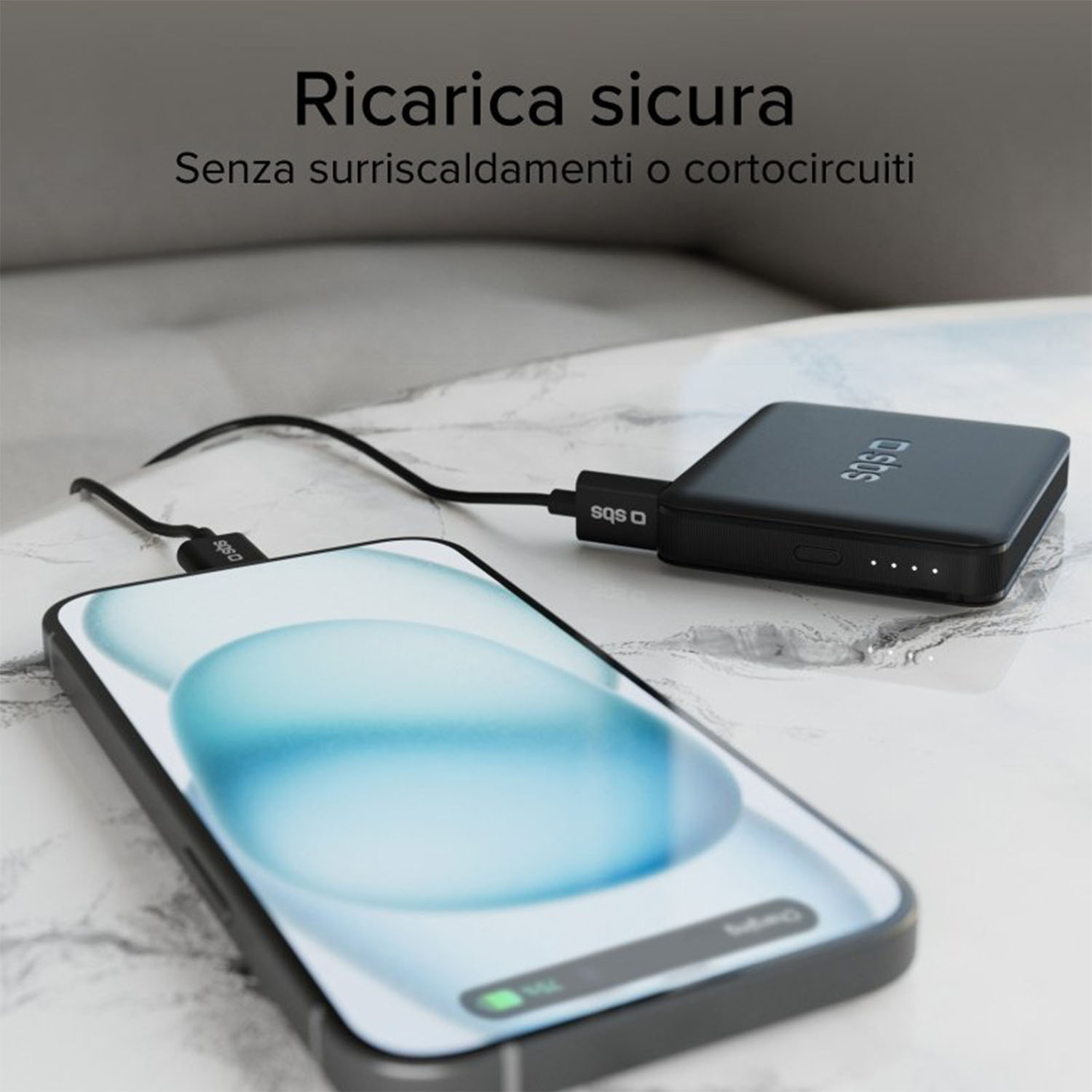 Telefono nero in carica da un power bank nero, testo: Ricaria Sicura.