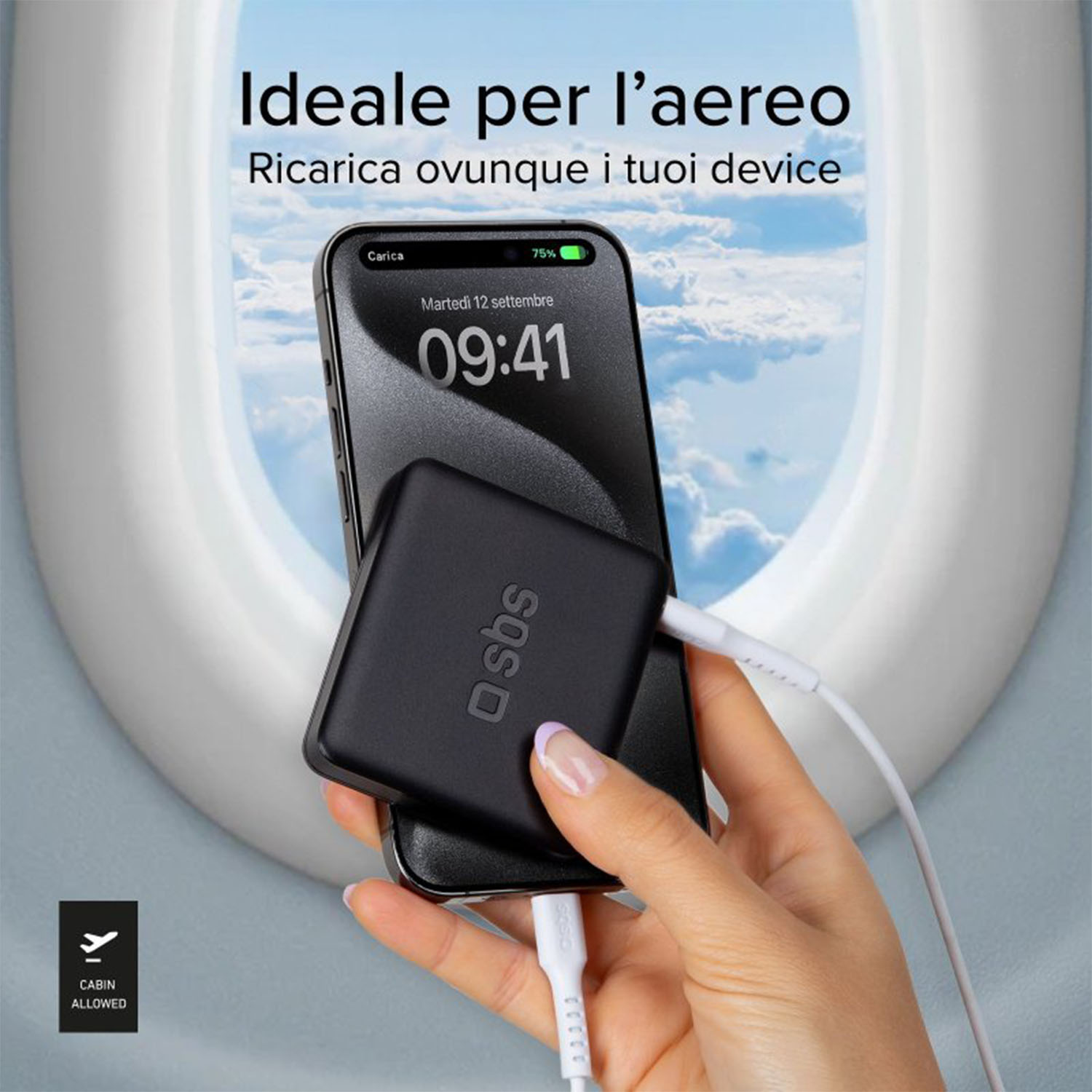 Una donna che carica il suo telefono, con finestrino dell'aereo e testo: "Ideale per l'aereo".