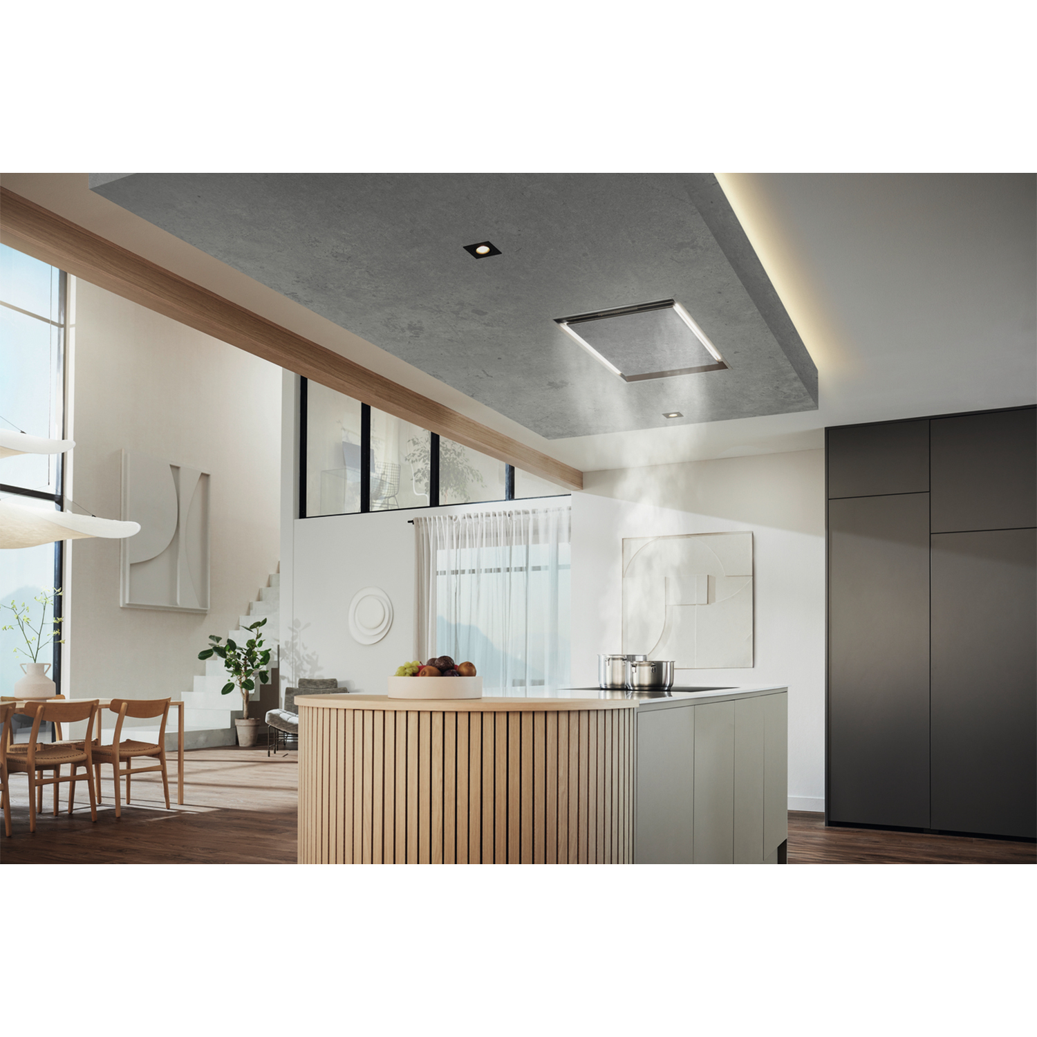 Cucina moderna con isola e luci a soffitto a incasso. Fumo che sale da una pentola sull'isola.