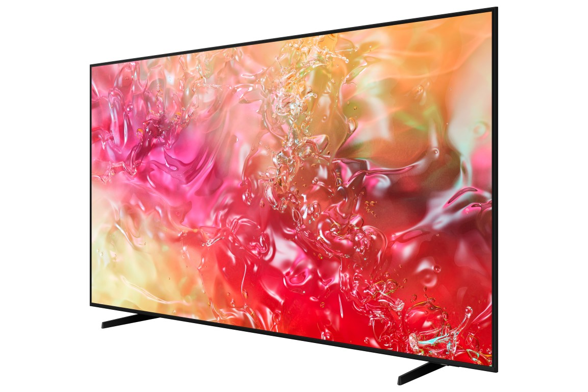 Renkli soyut tasarımlı büyük bir TV ekranı, açılı görünüm.